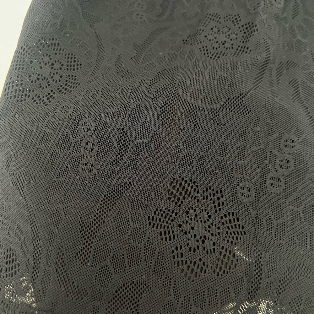 ***Bundle 2 for $10 deal*** Lululemon black lace size 4 tank top - Picture 4 of 6